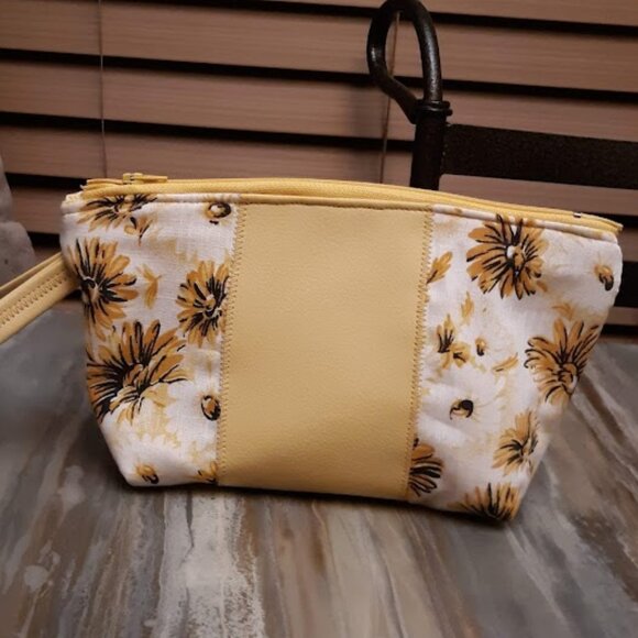 New Sunflower theme Vinyl trim Clutch travel make-up bag Wristlet cosmetics case - Picture 1 of 8